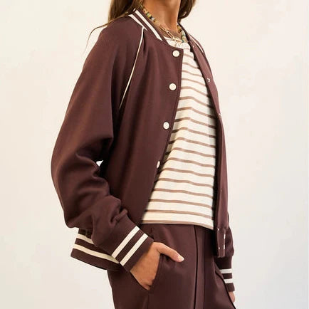 Sportlich-elegante Varsityjacke